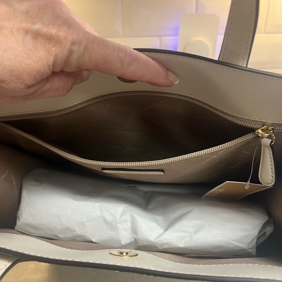 New With Tags Extra Large Michael Kors Tote with Crossbody Adjustable Strap - Picture 6 of 8